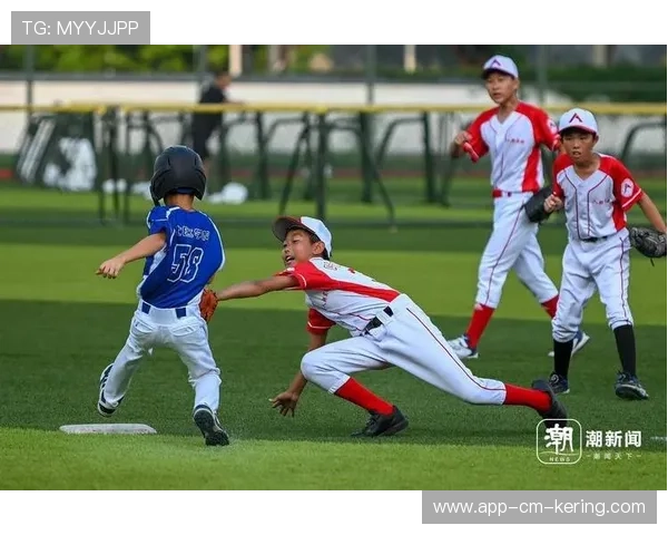 棒球俱乐部开展青少年守备与击球能力联合测评，青少年棒球比赛视频